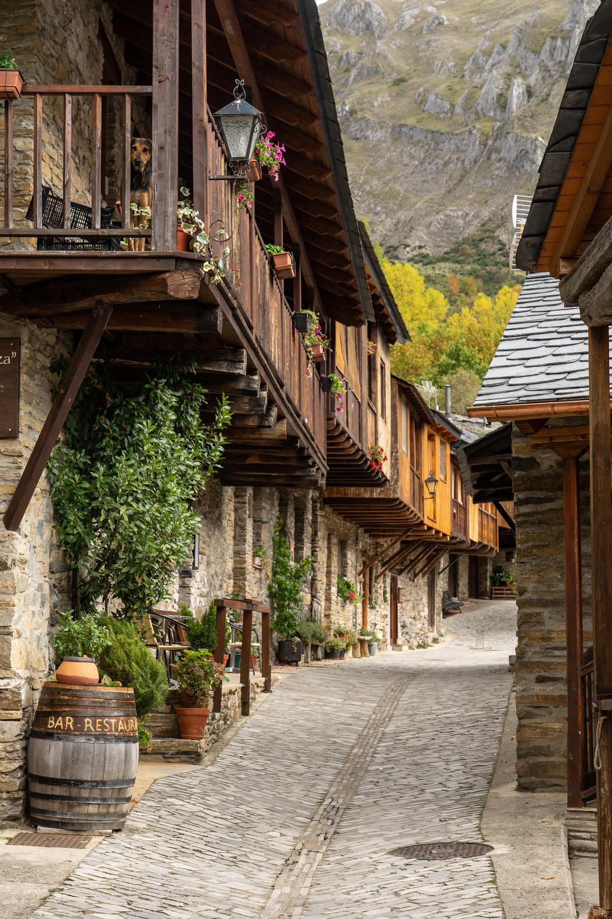 Las viviendas típicas del Bierzo con los montes de fondo
