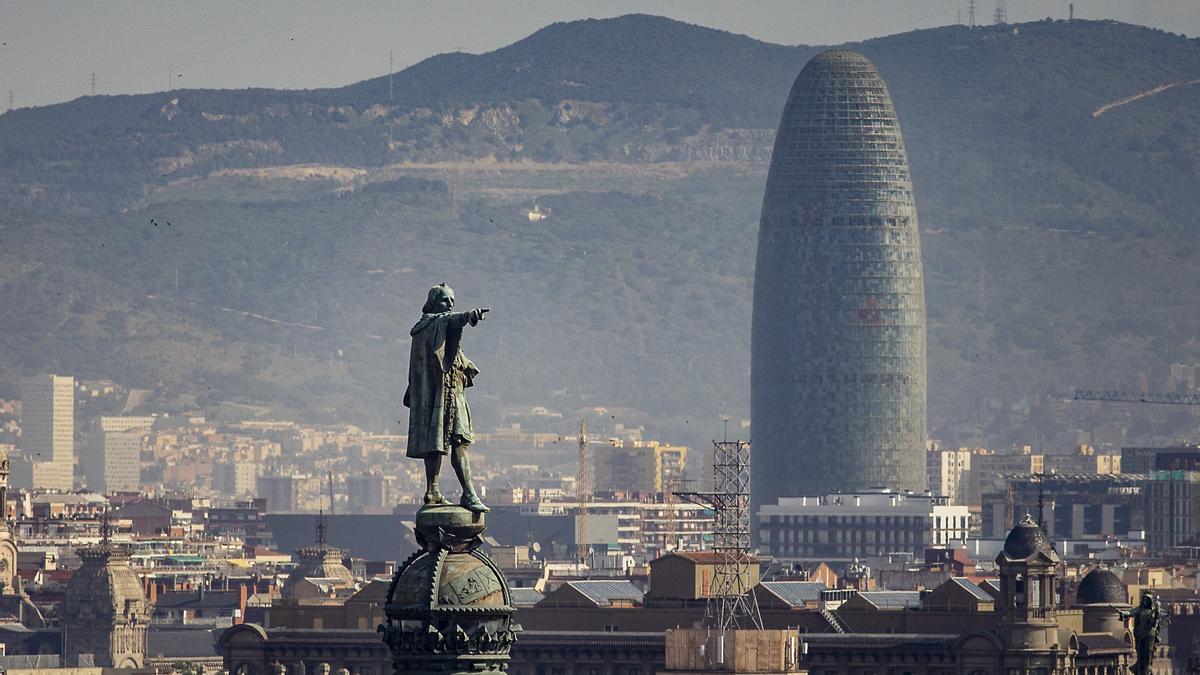 Colón, estatua inusual por su altura, tanta que quizá ha salvado al almirante de terminar en el suelo en alguna de las fiebres iconoclásticas de la ciudad.