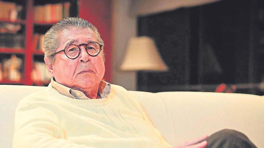 Muere el escritor Bryce Echenique, casado con una asturiana, y amigo íntimo de Juan Benito Argüelles y Ángel González