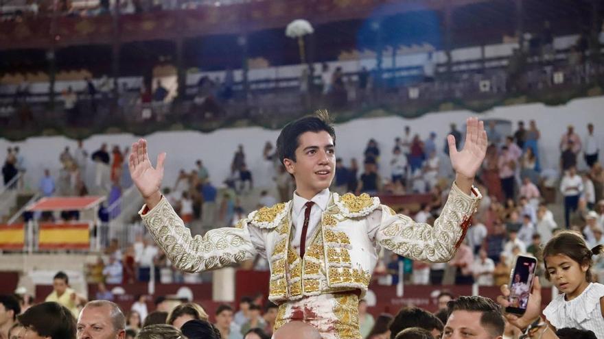 Marco Pérez abre la Puerta Grande en su debut en La Malagueta