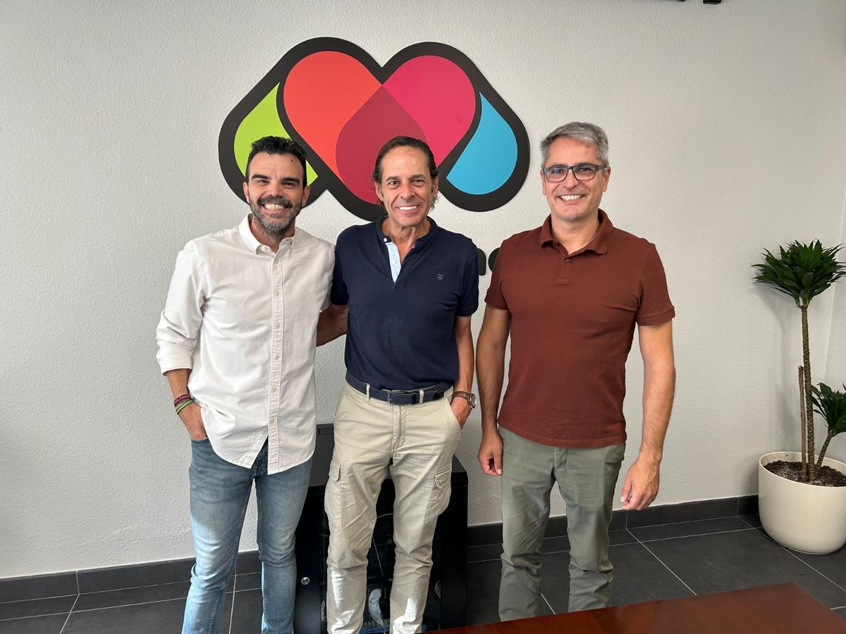 Momento de la firma entre Mercavalència y Cubierta Solar.