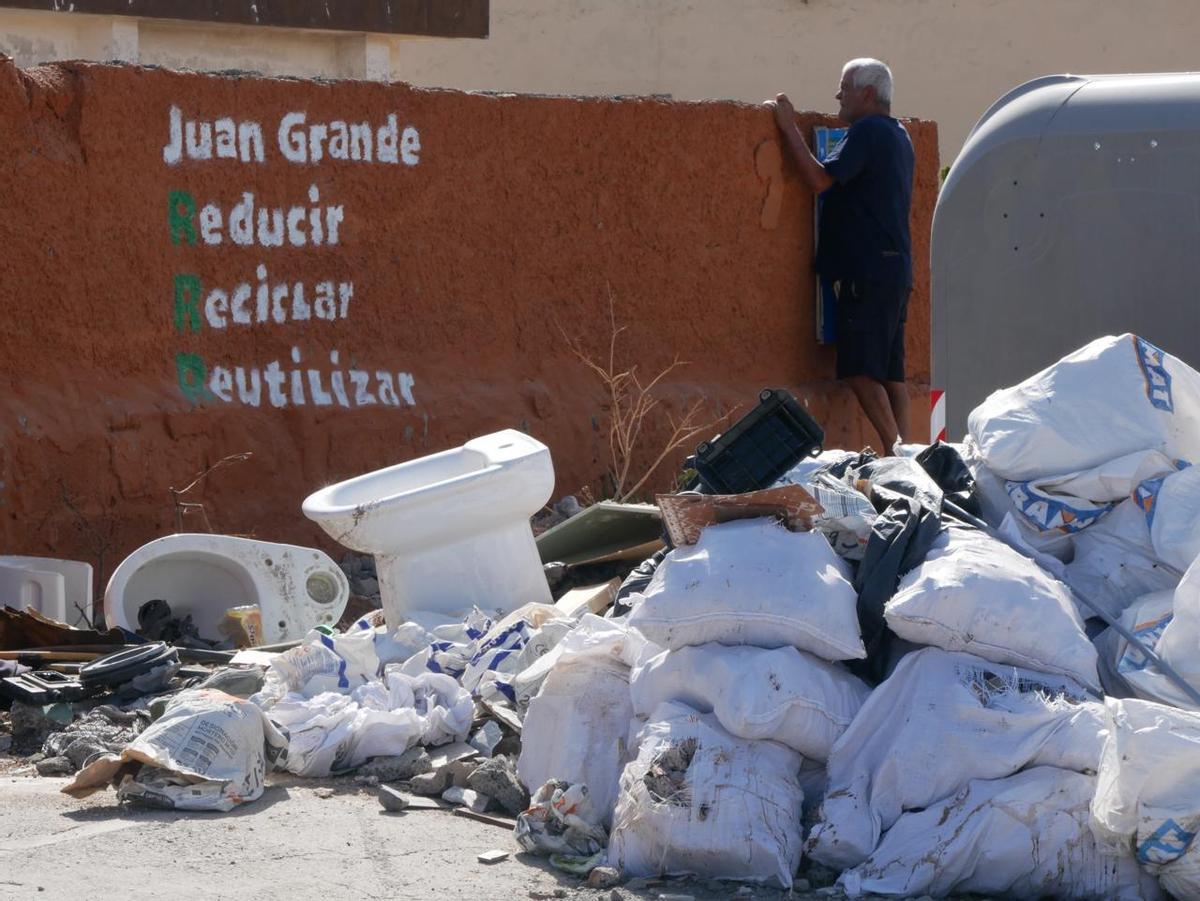 Uno de los puntos habilitados por el acopio de residuos, cerca del colegio, en Juan Grande.