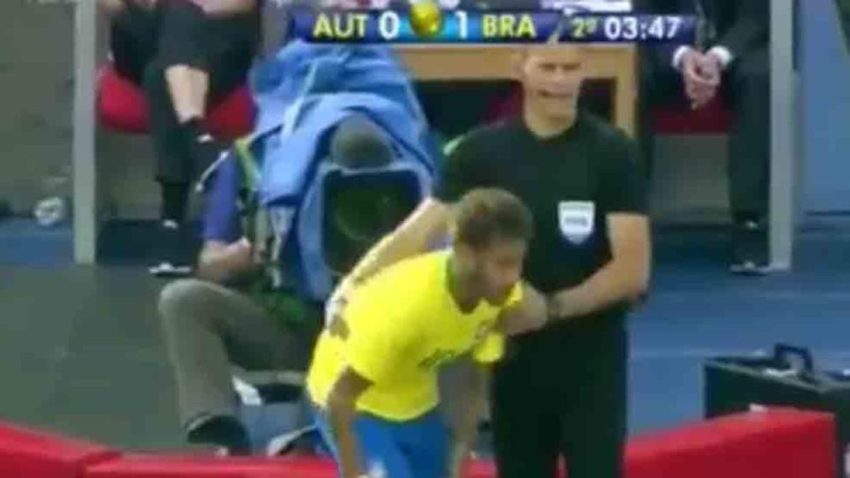 El asistente agarró a Neymar