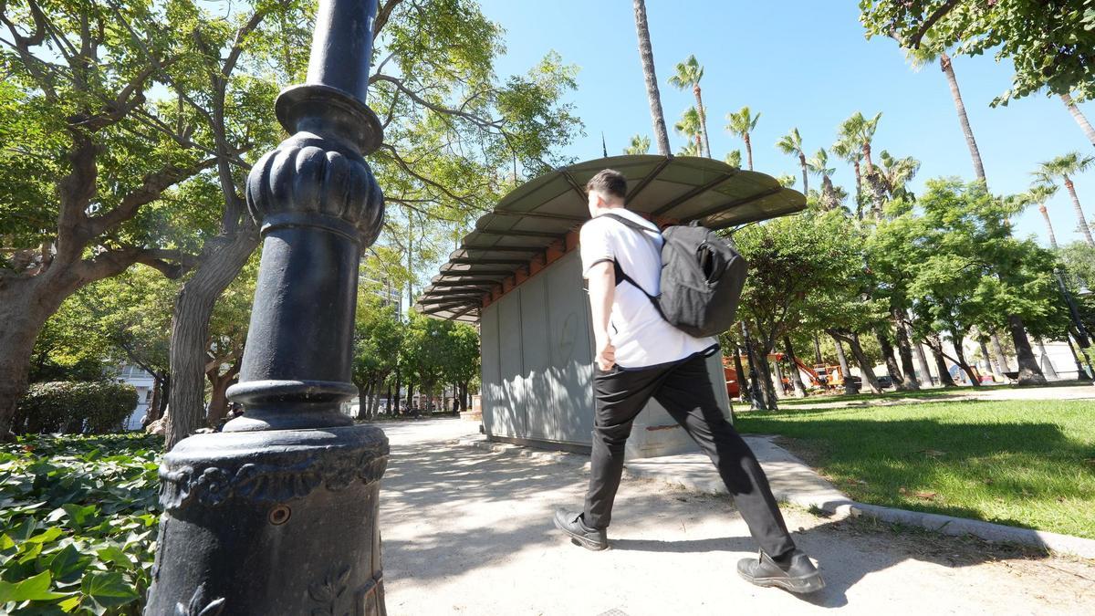 Una imagen del quiosco del Jardín del Puerto del Grau de Castelló, cerrado en la actualidad.