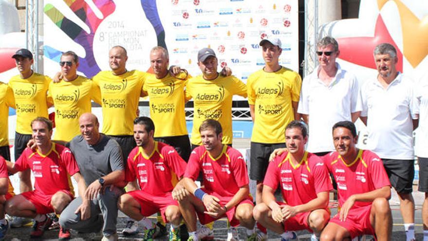 Españoles y belgas antes de comenzar la final de llargues.