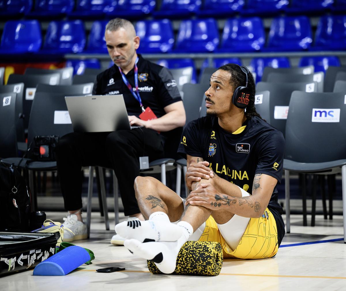 Kevin Yebo, con unos cascos, calienta ante del partido del jueves en el Palau.