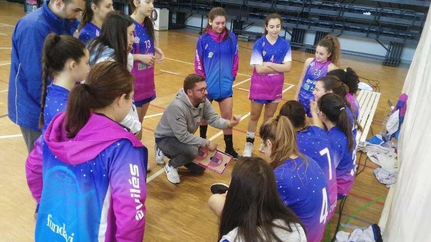 Miguel Escotet da indicaciones a las jugadoras del junior del ADBA.