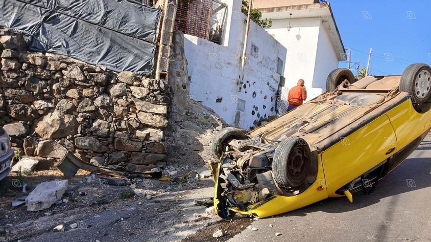 Un coche vuelca en una empinada calle de Lomo Magullo
