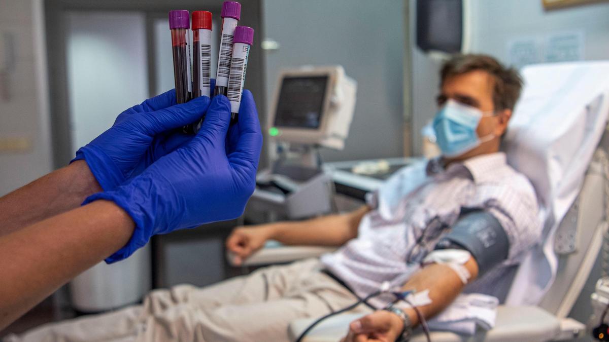 Enrique, un paciente que ha superado la Covid-19, dona sangre este viernes en el hospital Son Llàtzer