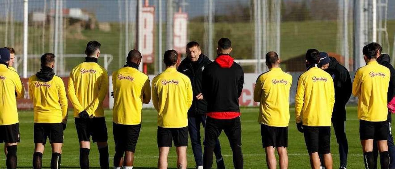 Djukic da instrucciones a sus futbolistas durante el entrenamiento de ayer en Mareo.