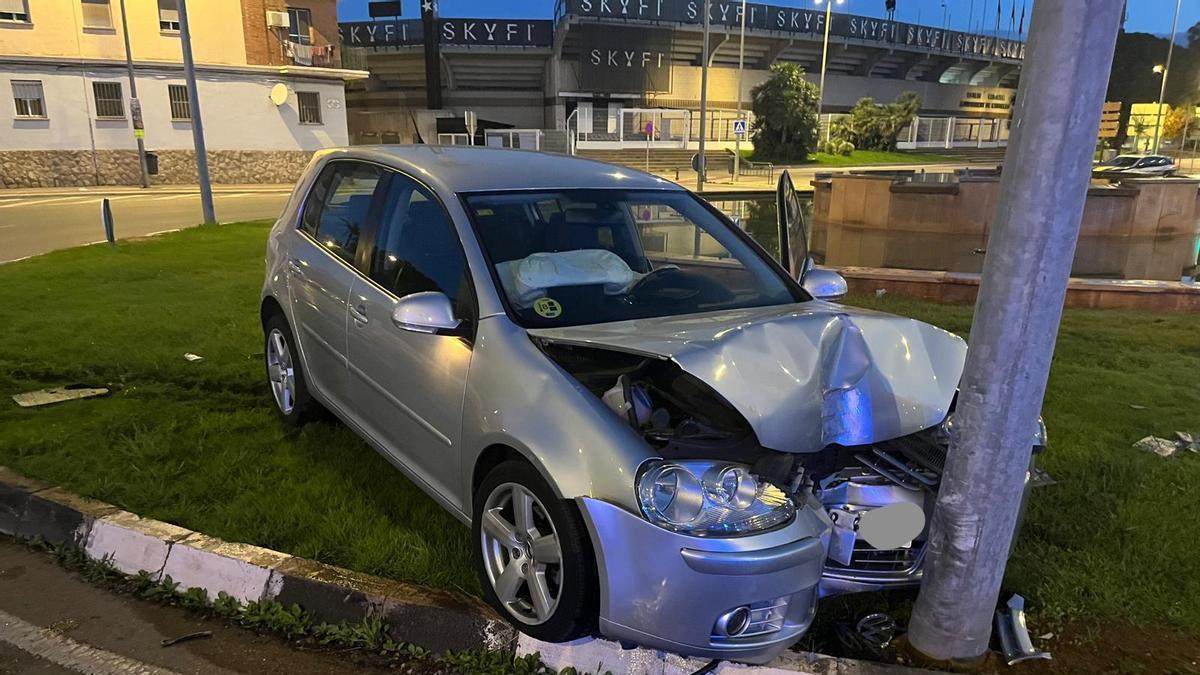 Imagen del vehículo, que impactó contra una farola.