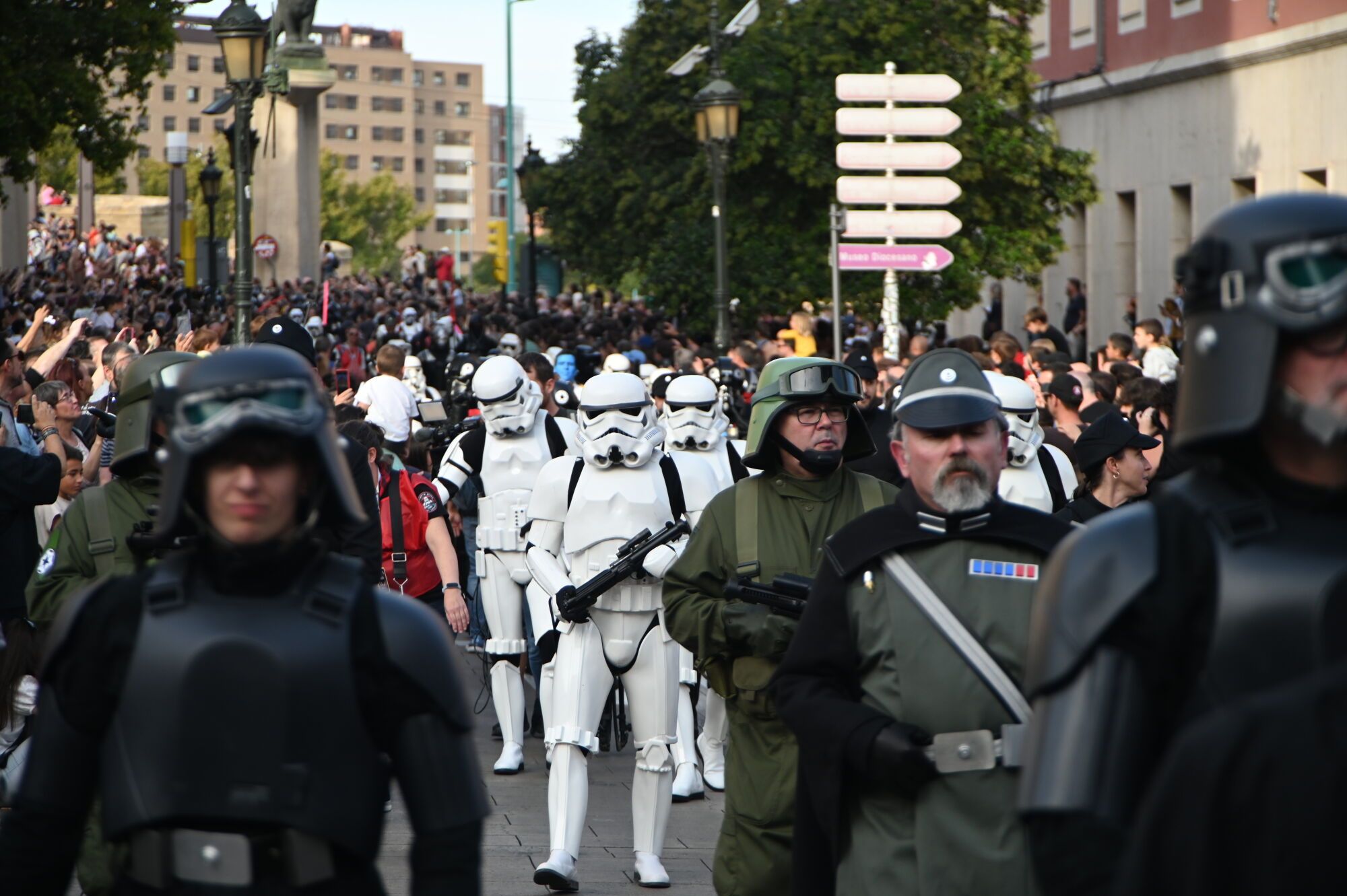 En imágenes | El desfile de Star Wars acerca la fuerza al público de Zaragoza