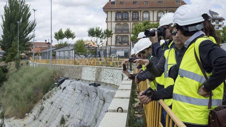 Ingenieros invitados por el CEDEX en mayo de 2014 a contemplar las obras de restauración de los cuestos.