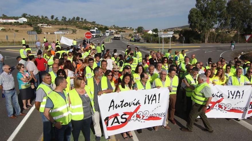 Cortan la N-432 en Fuente Obejuna para reivindicar la autovía A-81