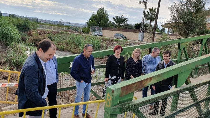 Técnicos de la CHS, el alcalde de Alguazas (2º d) y la alcaldesa de Molina (3ª d), durante una de las últimas visitas al puente de El Paraje.