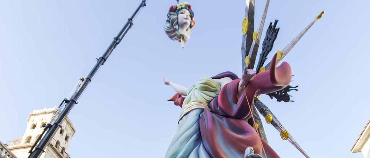 Plantà de la Hoguera Oficial de la plaza del Ayuntamiento, el pasado mes de junio.