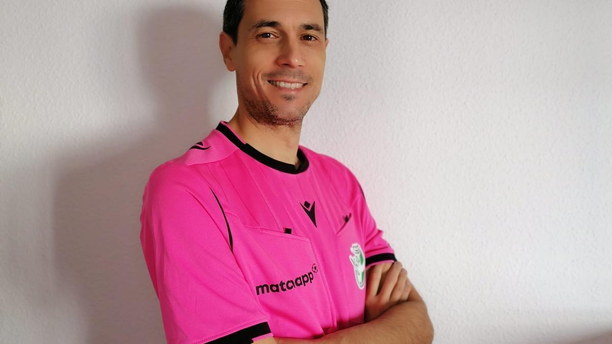 Ángel Jiménez Bonillo, el 'Arbitro de la paz', que ha erradicado los insultos en sus partidos.