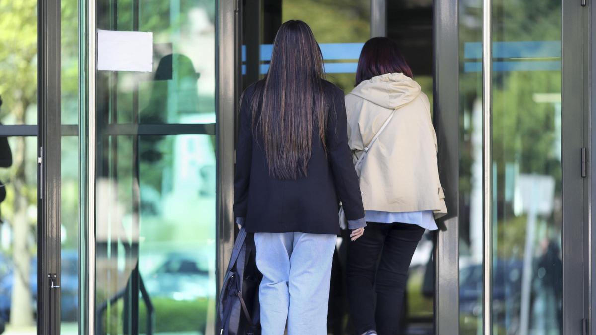 La presunta víctima y su madre, este miércoles, entrando en el juzgado de instancia número 3 de Lugo.