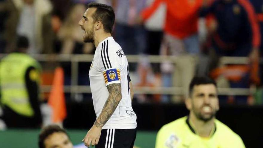 Paco Alcácer celebra su primer gol contra el Eibar .