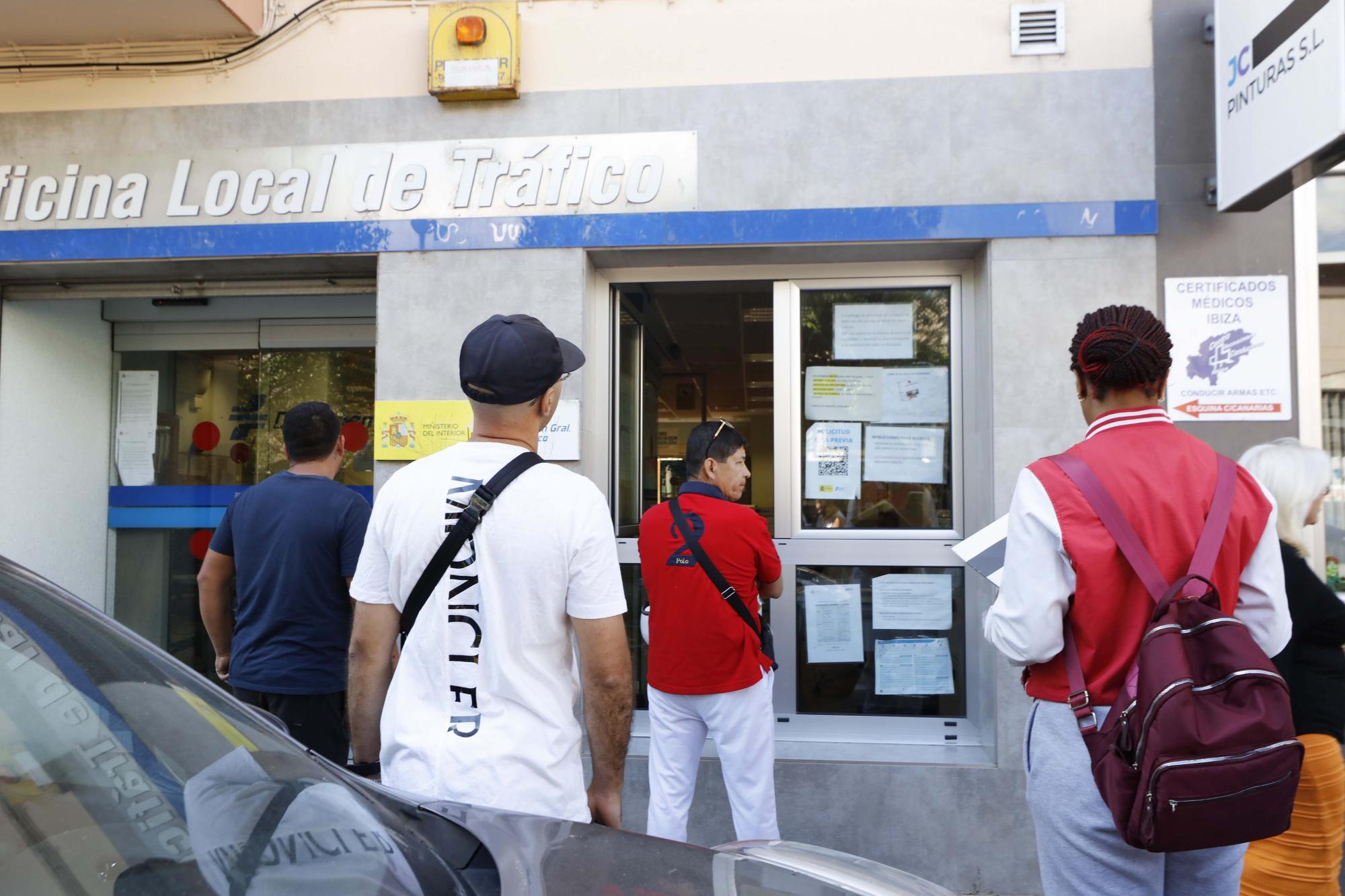 Galería de imágenes de los problemas de la oficina de Tráfico en Ibiza