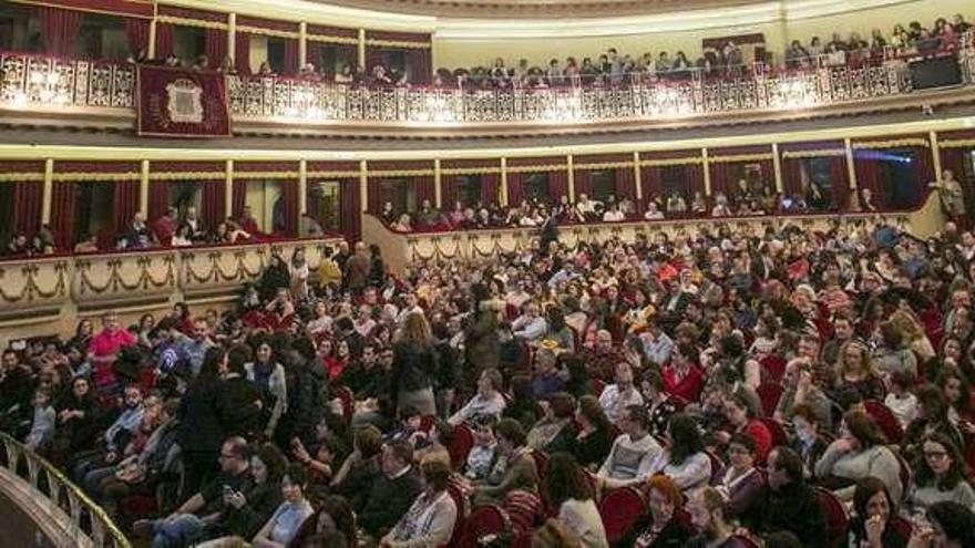 El teatro abarrotado al comienzo de la sesión con música en directo de Oviedo Filarmonía.