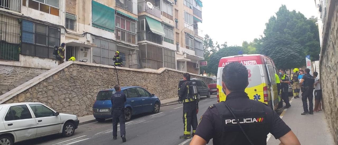 Despliegue de los servicios de emergencia en el lugar del incendio.