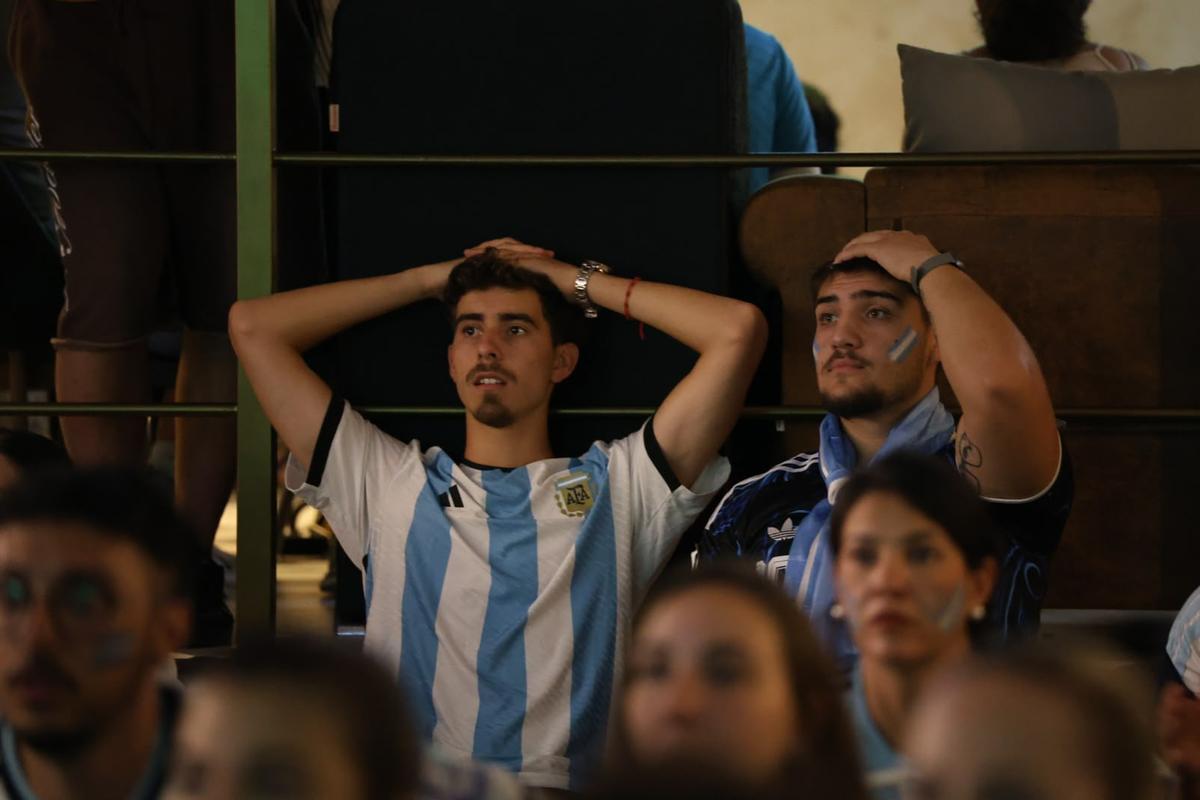 Los aficionados argentinos en Córdoba vibran con su equipo en la final del Mundial 2026
