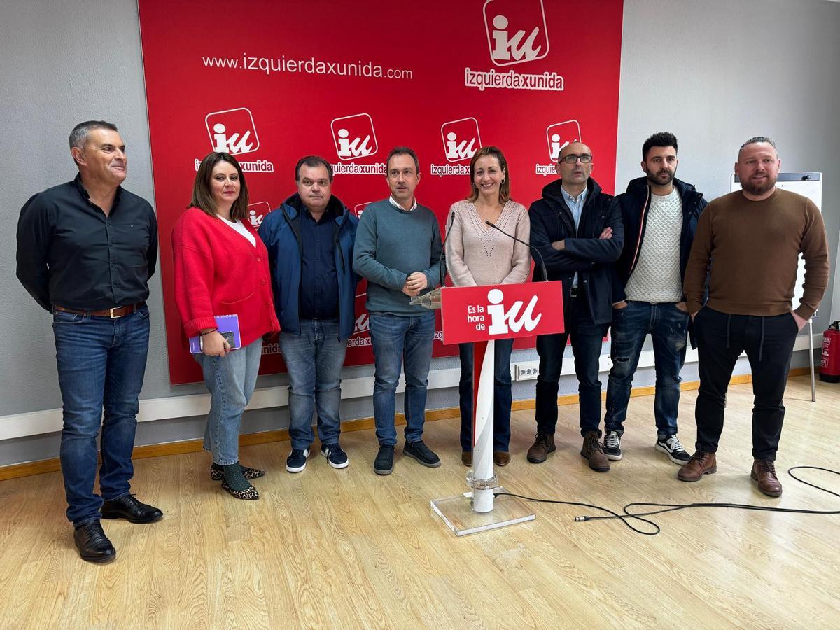 Los dirigentes sindicales, con Ovidio Zapico (cuarto por la izquierda) y responsables de IU.