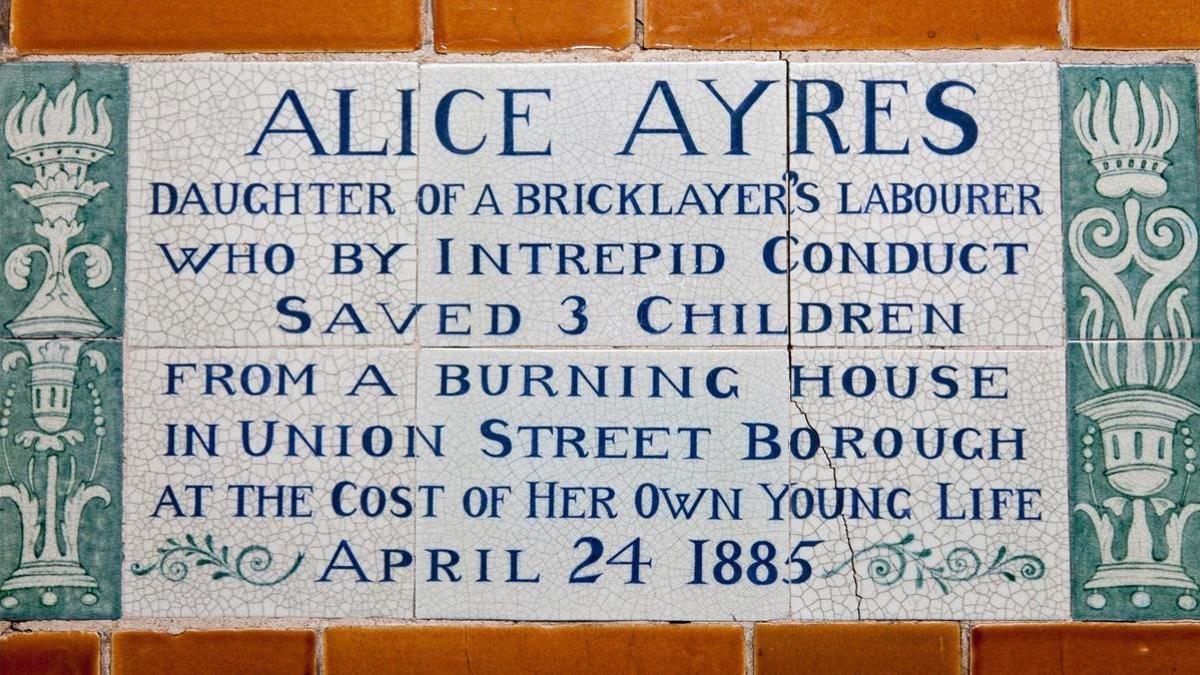 Placa a Alice Ayres, en el Postman's Park de Londres