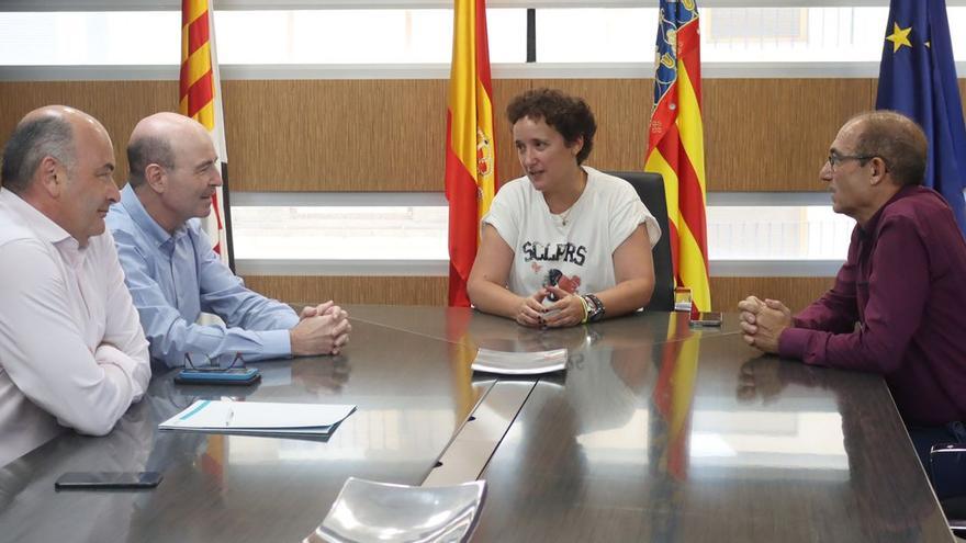 La alcaldesa de Onda, Carmina Ballester, en una reunión con responsables de Facsa.