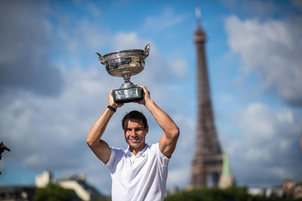 Nadal posa con el trofeo de Roland Garros ante la Torre Eiffel en 2022.