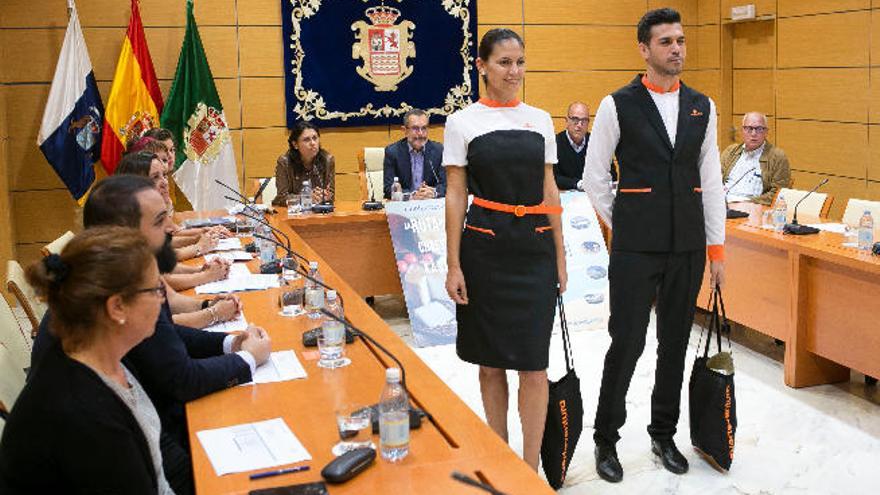 Izaskun Carranza Brito y José Bale muestran los nuevos uniformes.