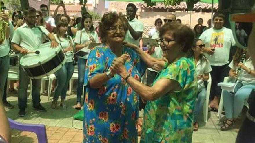 Maciana con su &#039;caparrot&#039; en las últimas Festes de la Beata de Vilafranca.