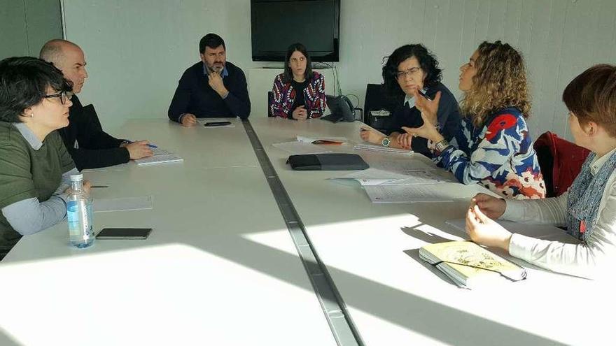 Casares y Peña se reunieron con técnicos municipales y representantes de la empresa.