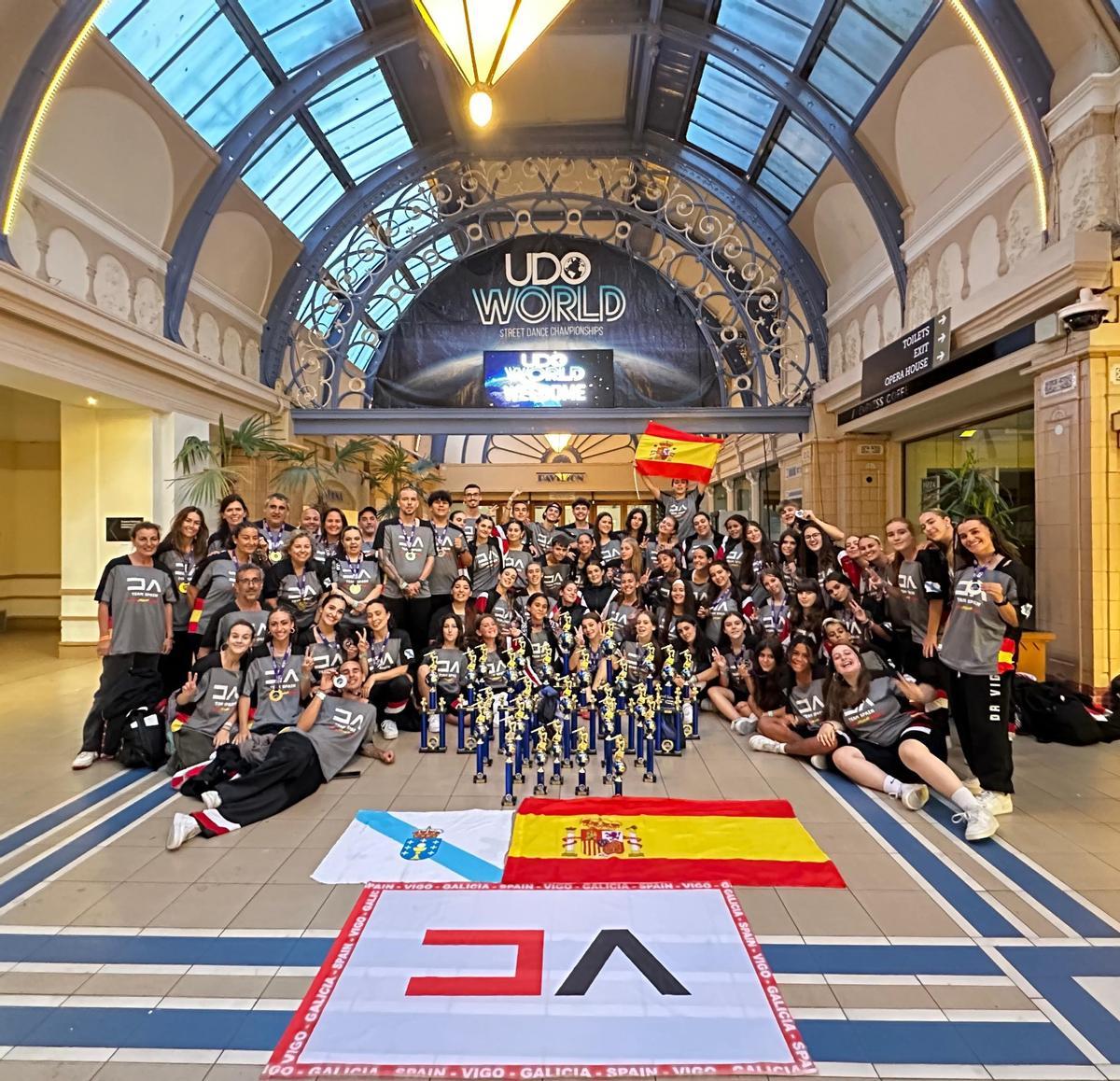 Los bailarines y el resto de la expedición de DA Vigo, con los trofeos.