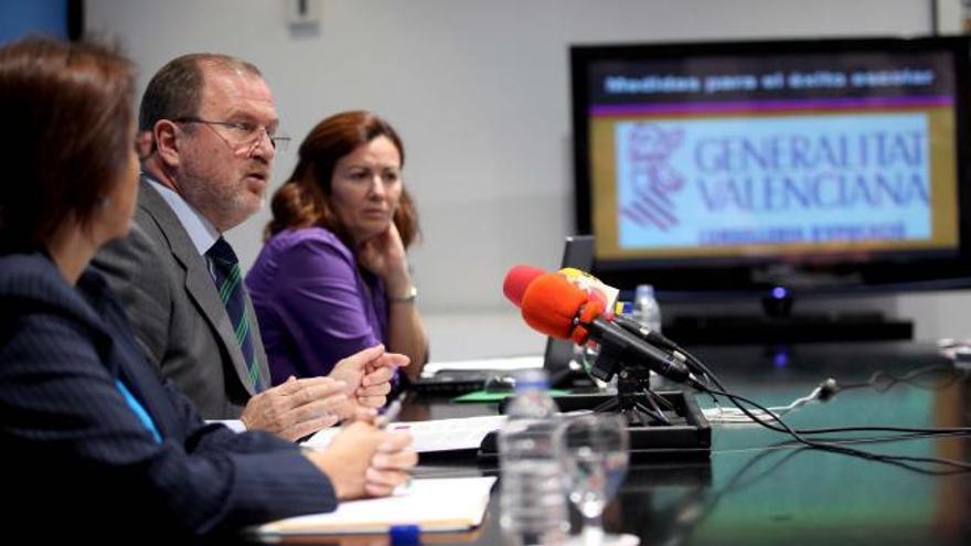 El conseller de Educación, Alejandro Font de Mora, en la presentación de las medidas, ayer.