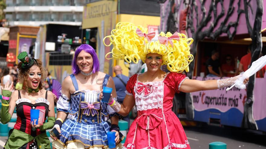 La música disco revive el  Carnaval de siempre en el parque Santa Catalina