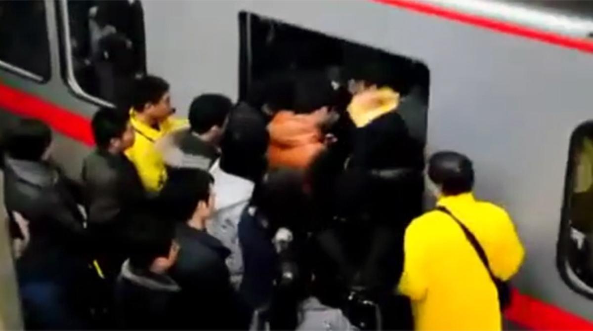 Metro de Taiwan totalment ple de gent.
