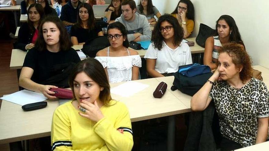 Estudiantes, ayer en la escuela de Enfermería. // Rafa Vázquez