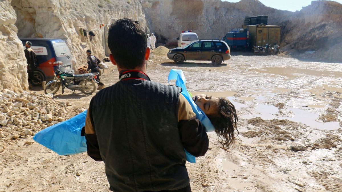 Un hombre traslada el cadáver de un niño tras el ataque químico contra Jan Sheyhun de abril de 2017.