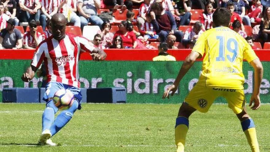 Babin golpea el balón ante un jugador de Las Palmas.