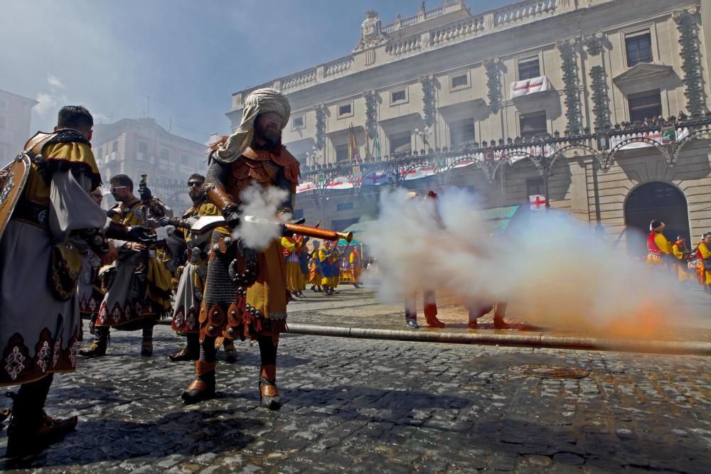 Dos espectaculares y ruidosas batallas transportan a Alcoy al lejano año de 1276