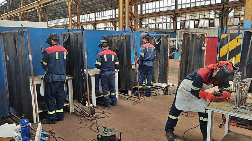 Trabajadores de la fábrica coruñesa, en un curso de formación.