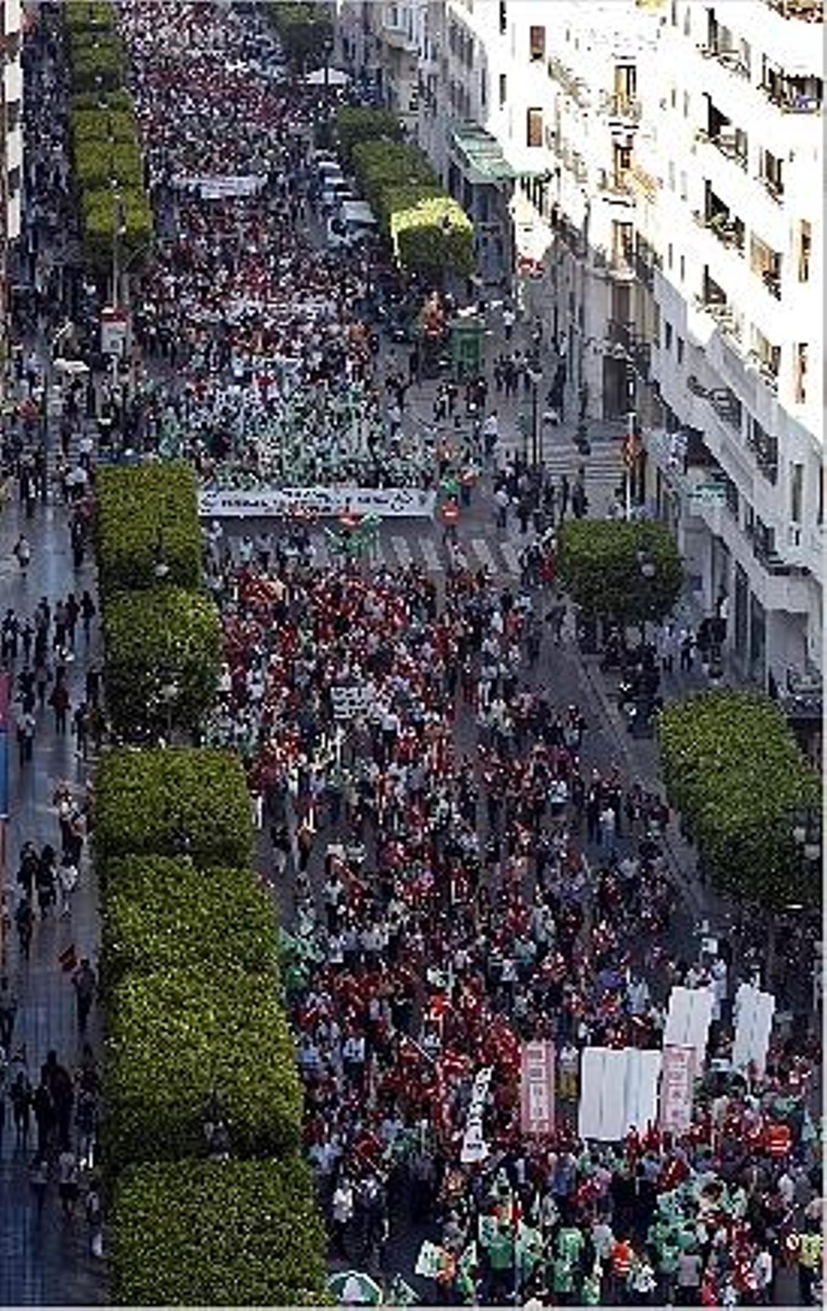 Manifestación en la calle Colón de Valencia, ayer.