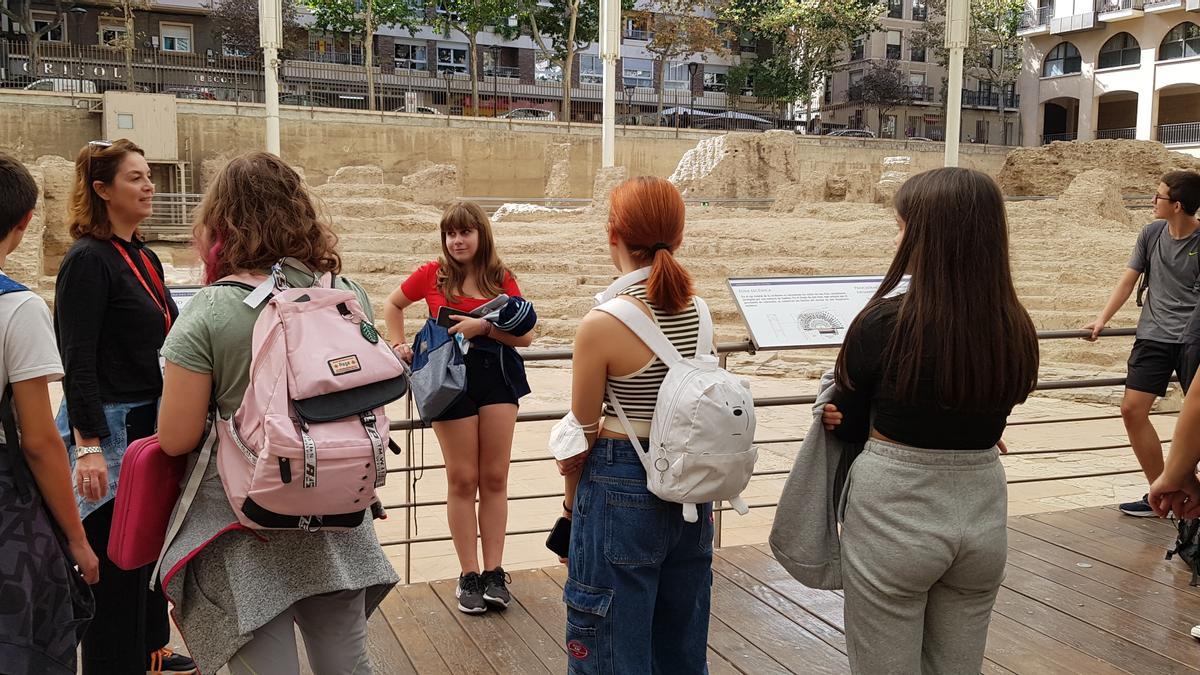 En el antiguo teatro romano de la ciudad, con capacidad para 6.000 espectadores.