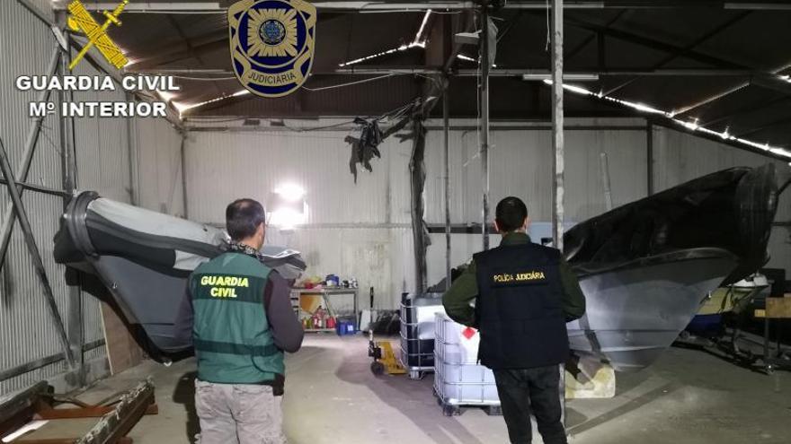Agentes ante varias lanchas
 incautadas en el operativo 
policial |   // G.C..