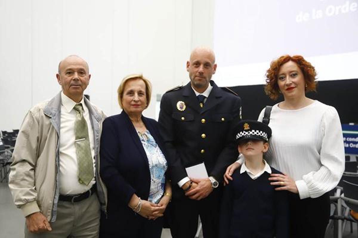 Uno de los agentes galardonados posa con su familia.