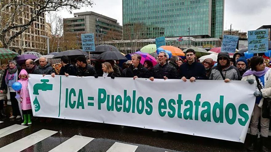 Los zaragozanos salen a la calle para exigir el fin del cobro del ICA