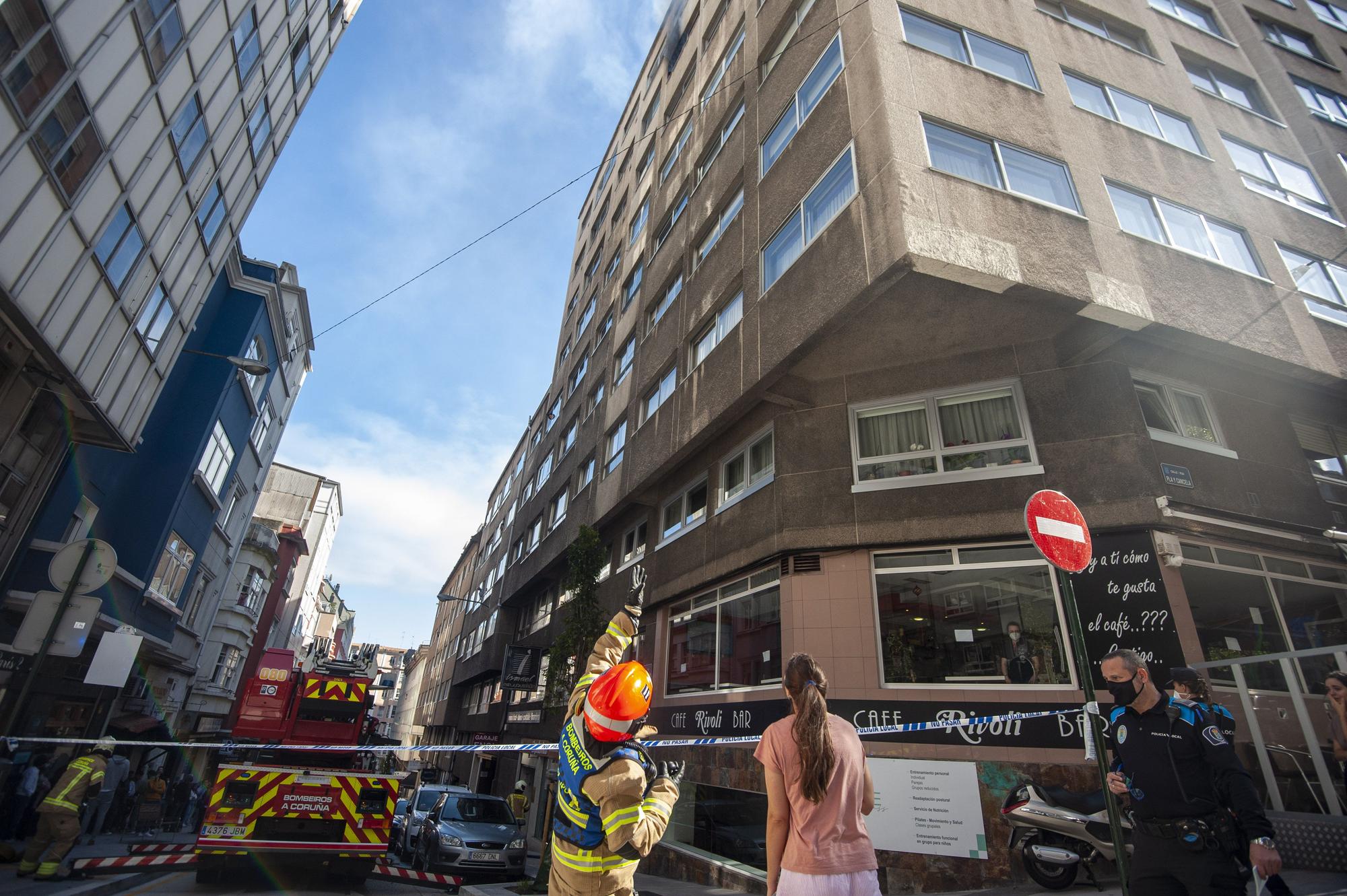 Los bomberos sofocan un incendio en una vivienda de Costa da Unión con Pla y Cancela