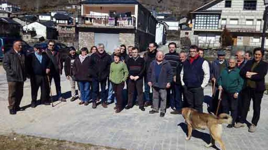 Representantes socialistas y vecinos de Porto durante el acto reivindicativo celebrado el fin de semana.